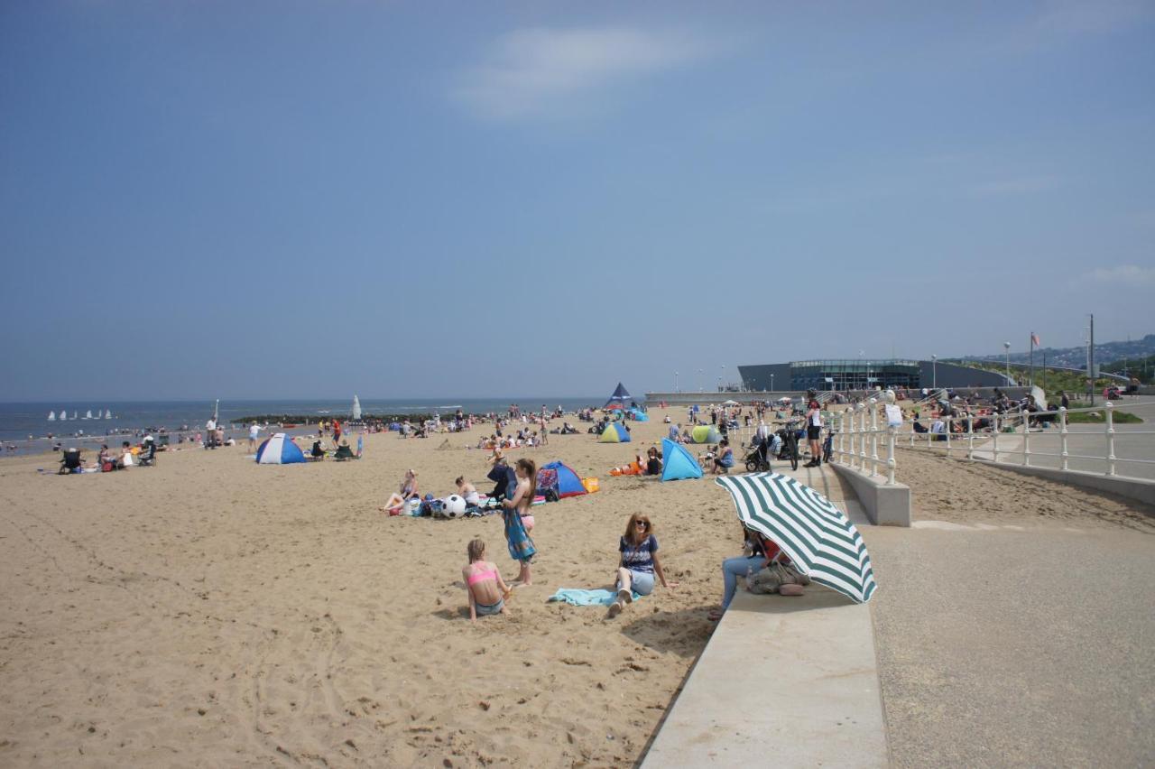 Two Bedroom Holiday Apartment Colwyn Bay Exteriör bild